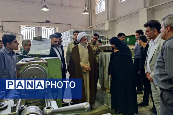 بازدید نماینده ولی فقیه استان فارس از هنرستان طالقانی در آستانه هفته بسیج