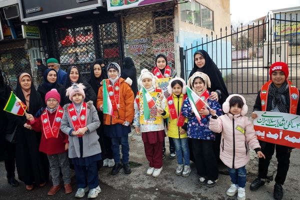 حضور دانش‌آموزان و پیشتازان در راهپیمایی ۲۲ بهمن