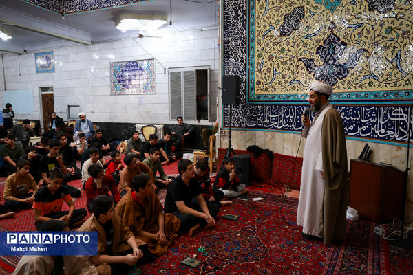 اعتکاف دانش‌آموزی در مسجد امام عصر (عج)