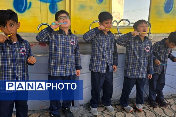 لبخندهای سالم در جشن دندان شماره شش مدرسه پسرانه شاهد شهید جنیدی