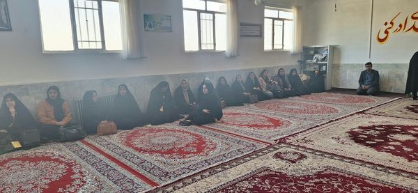 جلسه توانمندسازی والدین پایه هفتم و گفتمان تربیتی- درسی در دبیرستان فیاض کاشمر