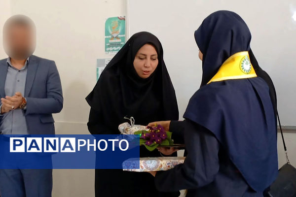 تجلیل از فرزند شهید صفری در کلاس درس با حضور یکی از همرزمان پدر