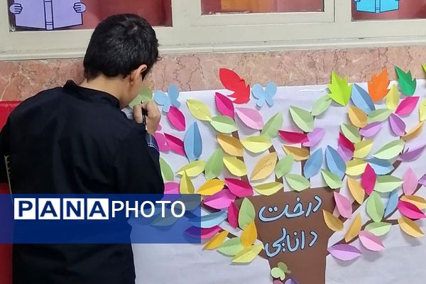 ایجاد غرفه‌های کتاب توسط دانش‌آموزان به مناسبت هفته کتاب و کتابخوانی در ناحیه دو شهرری 