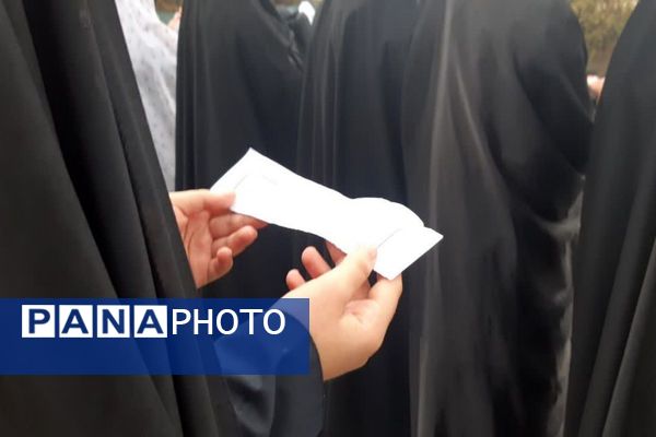  نماز باران در مدرسه جنت با حضور جمعی دانش‌آموزان