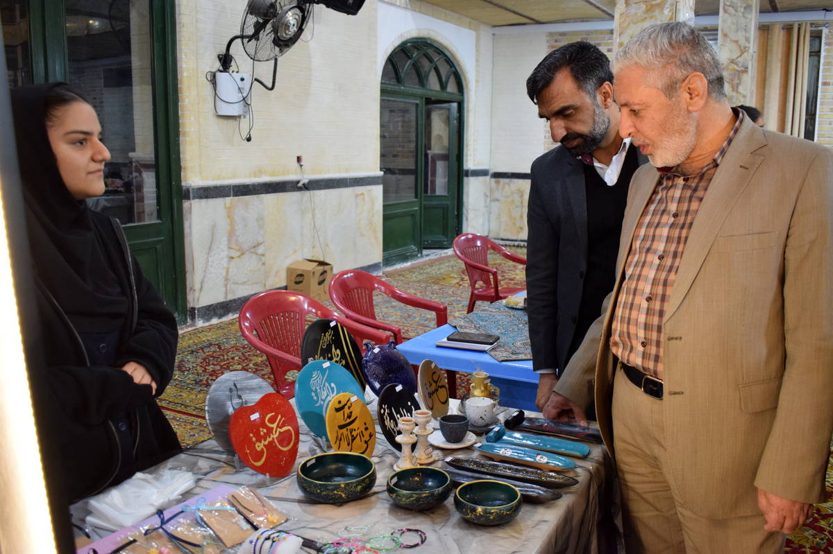 سرپرست فرمانداری بهاباد از نمایشگاه دست سازه‌های هنری دانش‌آموزان دبیرستان دخترانه توسلی بهاباد بازدید کرد 