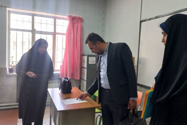 بازدید سرپرست اداره آموزش و پرورش استثنایی استان از روند برگزاری امتحانات نوبت دوم