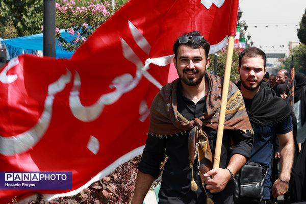 موکب «عشاق‌الحسین» سازمان دانش آموزی در راهپیمایی خانوادگی جاماندگان اربعین حسینی - تهران/ 2