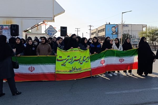 دانش‌آموزان دهلرانی در راهپیمائی ۲۲بهمن