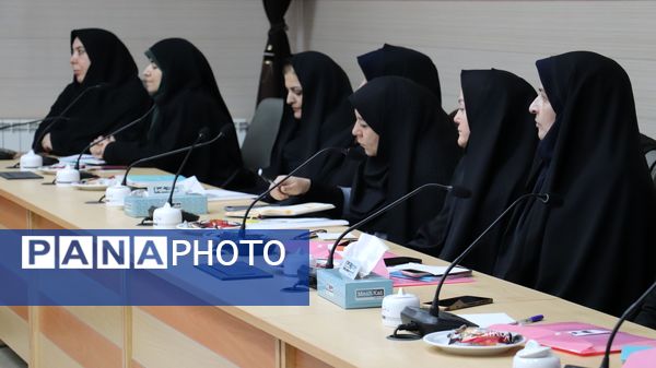 رویداد الگوسازی از زنان موفق و فعال در گفتمان الگوی سوم زن مسلمان