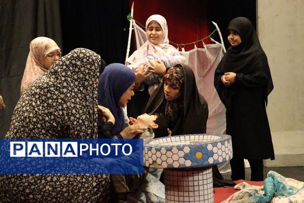 «روایت زمان»؛ هنرنمایی تئاتری در ستایش شهدا روی صحنه فرهنگسرای رازی ورامین