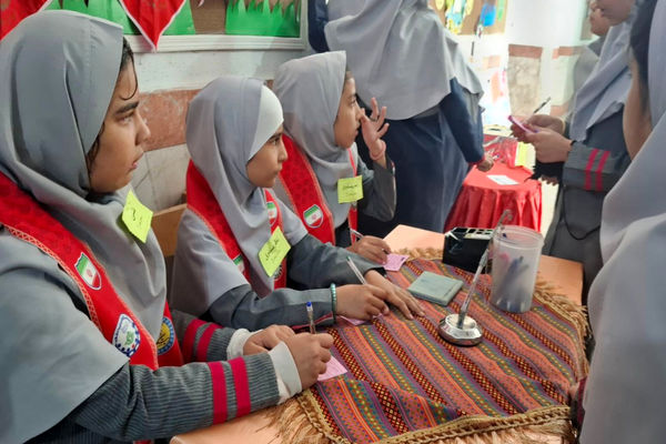 دانش‌آموزان دبستان نیایش با رأی خود آینده مدرسه را رقم زدند