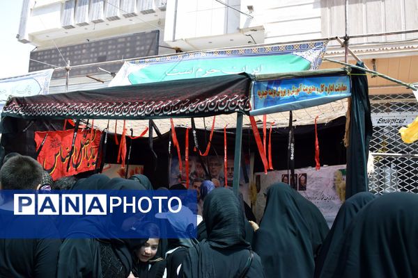 طنین صدای یا حسین(ع) با عَلَم کشی درعاشورای ۱۴۴۷