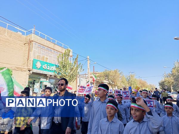 قدم‌های کوچک، ایمان‌های بزرگ؛ حضور باشکوه دانش‌آموزان دبستان برادران ابراهیمی‌نیا در ۱۳ آبان