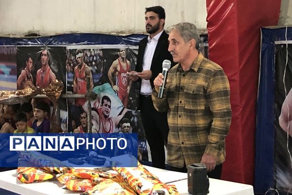 حضور معاون زمینی ارتش جمهوری اسلامی ایران در کنار پیشکسوتان و قهرمانان کشتی در سالن ورزشی الزهرا ناحیه 2 شهرری 