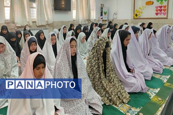 اقامه نماز جماعت در دبیرستان شهید مجید دهنوی نیشابور