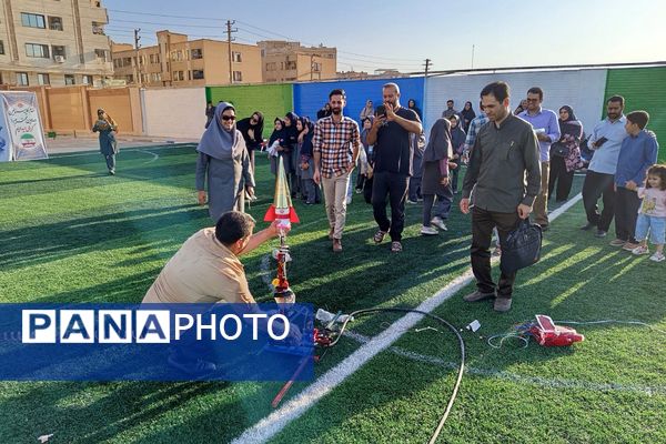 هیجان پرتاب موشک آبی در هفته هوافضا با حضور دانش‌آموزان در پژوهشسرای خواجه نصیرالدین طوسی