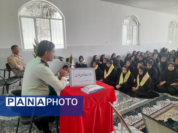 جلسه پیشگیری از آسیب‌های فضای مجازی همزمان با هفته نیروی انتظامی در آموزشگاه تکتم 