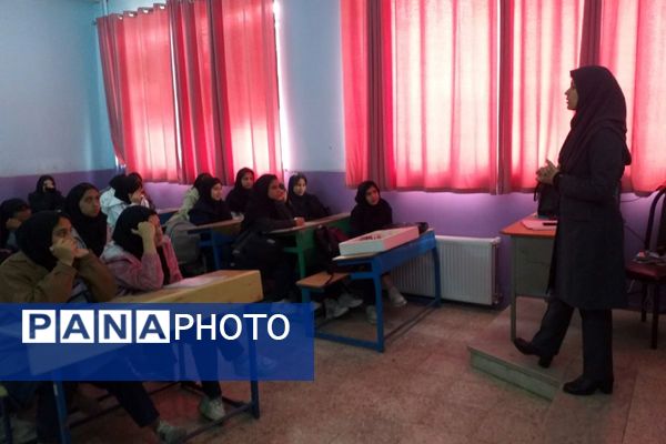  کارگاه‌های علمی و پژوهشی در مدرسه شهید همت شهرستان ملارد 