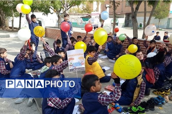 بمناسبت روز جهانی کودک برپایی جشنواره صبحانه سالم در دبستان پسرانه سرافراز ناحیه۷ مشهد