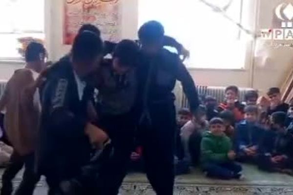  جشنواره یلدایی در روستای سراب غضنفر شور و نشاط دانش‌ آموزان در بلندترین شب سال