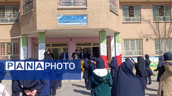 تقدیر از برگزیدگان مسابقات قرآن، عترت و نماز در دبیرستان حضرت سکینه
