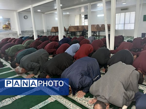 اقامه نماز جماعت به امامت امام جمعه کاشمر در دبیرستان نمونه آیت الله خامنه‌ای 