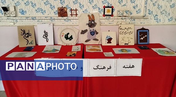 هم‌زمان با هفته فرهنگ و هنر؛ آثار هنری دانش‌آموزان دبیرستان بنت‌الهدی صدر در نورآباد به نمایش درآمد