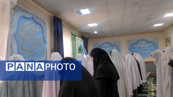 عطر بندگی در مدرسه اقامه نماز جماعت
