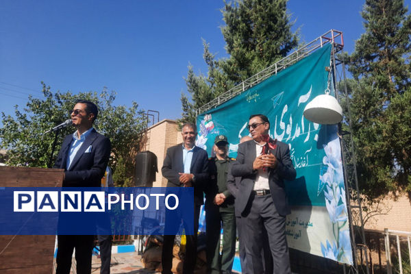 نواختن زنگ مهر در مدرسه هیات امنایی رازی ناحیه ۴ شیراز 