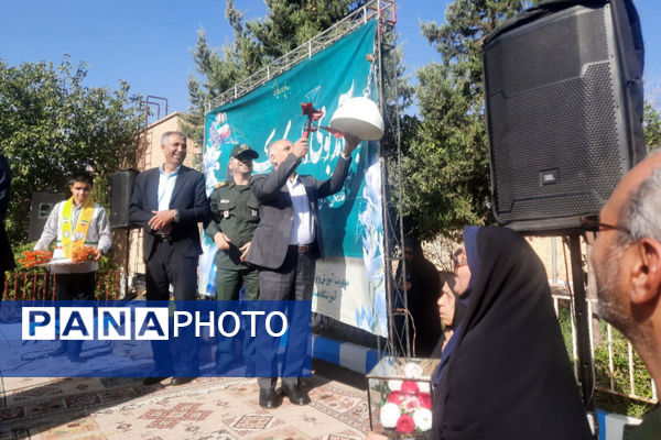 نواختن زنگ مهر در مدرسه هیات امنایی رازی ناحیه ۴ شیراز 