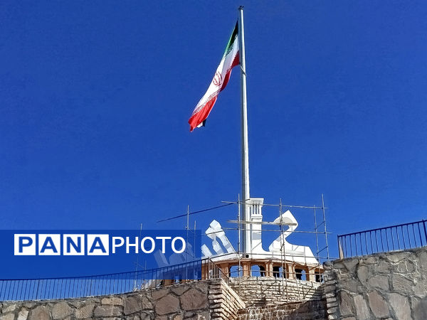  آیین برافراشته شدن پرچم مقدس ایران در بلندترین نقطه کاشمر