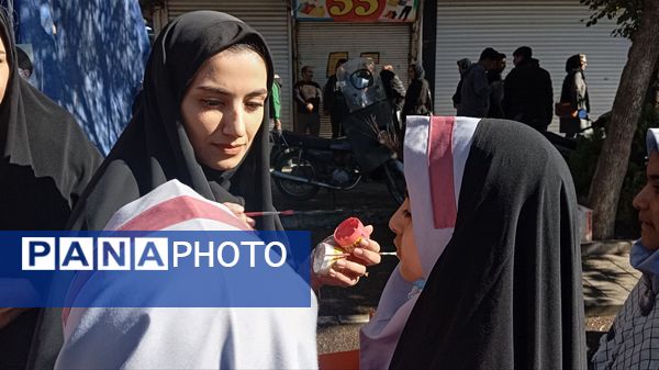 حضور پرشور دانش‌آموزان در راهپیمایی روز ۱۳ آبان