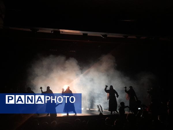 دانش‌آموزان سازمان‌دانش‌آموزی به تماشای تئاتر مثنوی سرخ نشستند