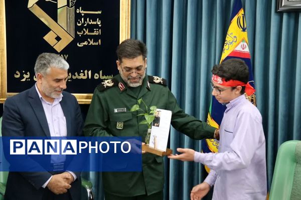 دیدار جمعی از دانش‌آموزان اشکذری و مسئولان آموزش و پرورش با فرمانده سپاه الغدیر 
