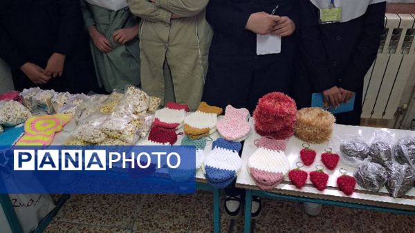 بازارچه مادر دختری با دست‌سازه‌های دانش‌آموزی 