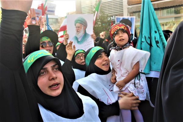حماسه حضور نوجوانان کفن‌پوش قمی در راهپیمایی «عهد خون»