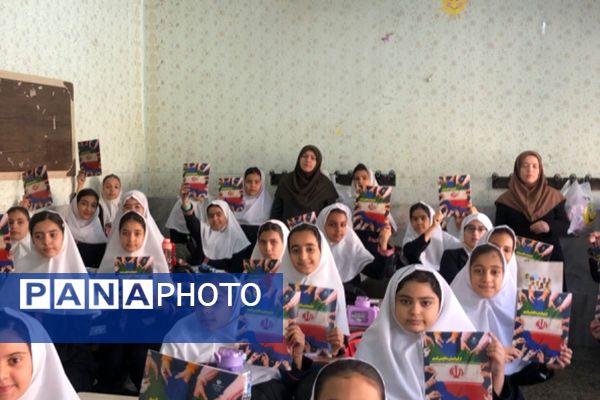 گرامیداشت دانش‌آموزان جنگ ۱۲ روزه با اهدای کتاب «از ایرانمان دفاع می‌کنیم»