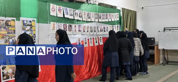 برگزاری نمایشگاه استکبارستیزی در دبیرستان نمونه حضرت معصومه(س) بافق