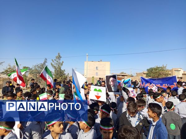 قدم‌های کوچک، ایمان‌های بزرگ؛ حضور باشکوه دانش‌آموزان دبستان برادران ابراهیمی‌نیا در ۱۳ آبان
