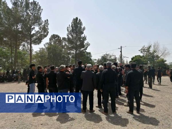 مراسم سنتی سینه زنی در روز عاشورای حسینی در روستای نقاب