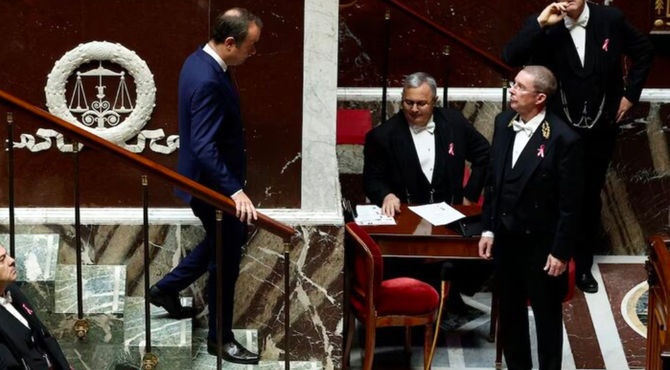 گریز نخست وزیر فرانسه از نخستین رای عدم اعتماد