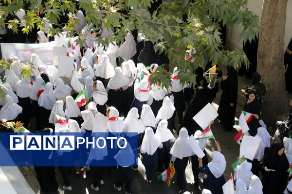 حضور پرشور دانش آموزان محلاتی در راهپیمایی 13 آبان 