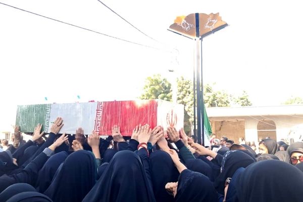 تشییع باشکوه شهید گمنام با بدرقه پرشور دانش‌آموزان