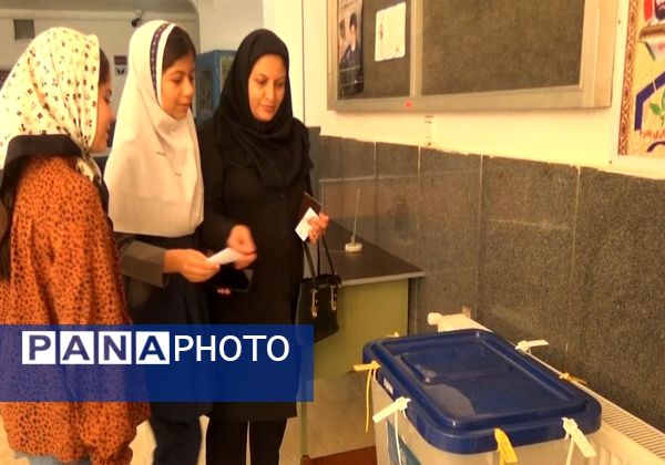 حضور دانش‌آموزان رأی‌اولی شهرستان بدره در چهاردهمین دوره انتخابات ریاست‌جمهوری