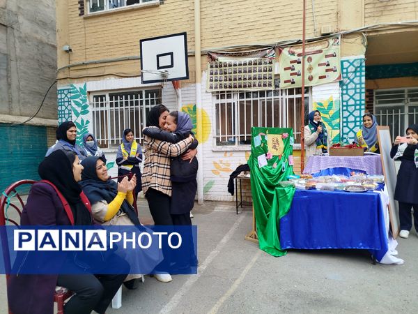 جشن روز مادر و جشنواره کیک و دسر در دبیرستان دخترانه دانشور ۲ 