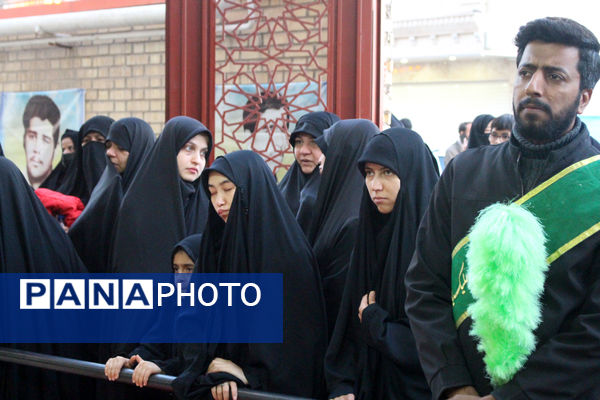 جلوه‌هایی از حضور نوجوانان در مراسم تشییع و خاکسپاری شهدای گمنام