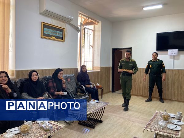 بازدید دانش‌آموزان دبیرستان سمیه از کلانتری ۱۱ بجنورد به مناسبت هفته نیروی انتظامی 
