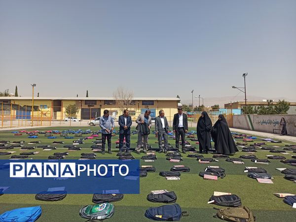 توزیع ٥٠٠ بسته کیف و لوازم التحریر میان دانش‌آموزان نیازمند در آموزش و پرورش ناحیه 3 شیراز