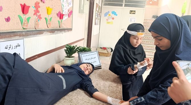 دانش‌آموزان دبیرستان میرزا جعفر سروقد مشهد آماده در برابر زلزله