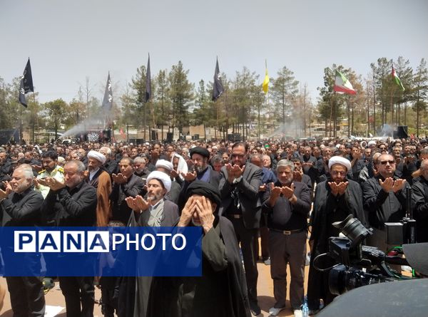 اقامه نماز ظهر عاشورا در قتلگاه بیرجند 